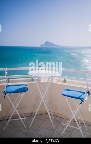 Appartamento con balcone con vista sul Mar Mediterraneo ad Altea, Alicante, Spagna Foto Stock