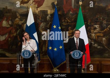 Roma, Italia. 18th maggio 2022. Il primo Ministro italiano Mario Draghi incontra il primo Ministro finlandese Sanna Marin a Palazzo Chigi. Oggi la Finlandia, insieme alla Svezia, ha formalmente chiesto di aderire alla NATO, di cui l'Italia fa già parte. Credit: LSF Photo/Alamy Live News Foto Stock