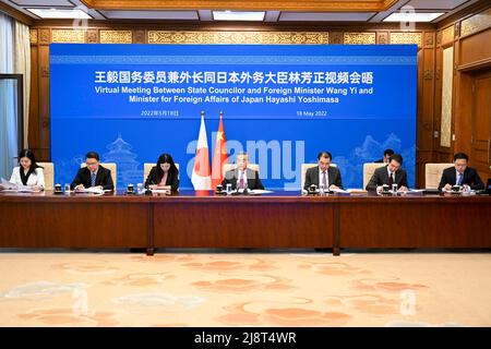 Pechino, Cina. 18th maggio 2022. Il Consigliere di Stato cinese e il Ministro degli Esteri Wang Yi incontra il Ministro degli Esteri giapponese Yoshimasa Hayashi via video link, 18 maggio 2022. Credit: Yin Bogu/Xinhua/Alamy Live News Foto Stock