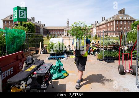 I preparativi si avviano prima del Salone dei Fiori RHS Chelsea presso il Royal Hospital Chelsea di Londra. Data foto: Mercoledì 18 maggio 2022. Foto Stock