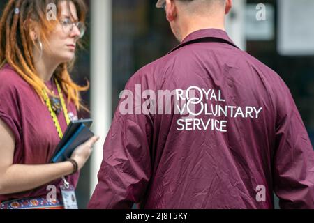 Royal Voluntary Service Charity Fundraisers. Il Royal Voluntary Service mobilita volontari in ogni angolo della Gran Bretagna per sostenere le persone bisognose e l'NHS. Fundraisers pagati di strada a volte conosciuti come chuggers che raccolgono i contanti, sollecitano per gli abbonamenti, le donazioni bancarie e i pagamenti normali nel centro di Preston, Regno Unito Foto Stock