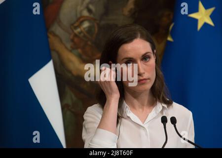 Roma, Italia. 18th maggio 2022. Il primo Ministro italiano Mario Draghi incontra il primo Ministro finlandese Sanna Marin a Palazzo Chigi. Oggi la Finlandia, insieme alla Svezia, ha formalmente chiesto di aderire alla NATO, di cui l'Italia fa già parte. Credit: LSF Photo/Alamy Live News Foto Stock