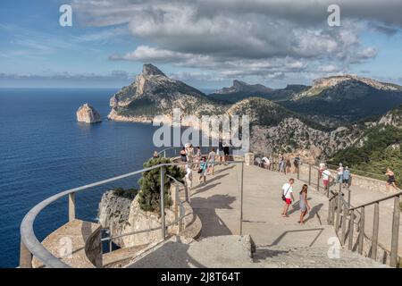 Vista dal punto di osservazione Mirador es Colomer sulla penisola di Formentor, sito patrimonio dell'umanità dell'UNESCO, montagne Serra de Tramuntana. Foto Stock