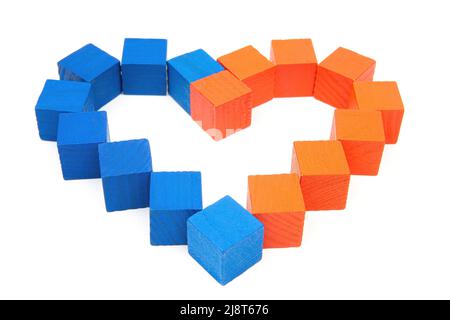 Blocchi di legno rosso e blu a forma di simbolo del cuore su sfondo bianco. Foto Stock