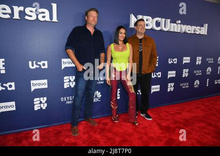 Carson Daly, Nikki Bella e Blake Shelton Foto Stock