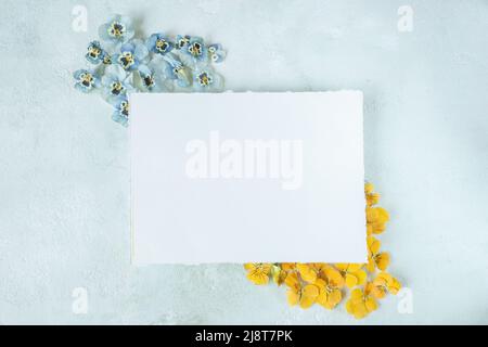 fiori giallo e blu simbolo bandiera ucraina, mockup carta Foto Stock