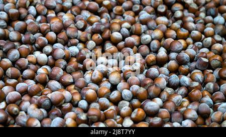 Scatola enorme con nocciole nel fondo del negozio.Food Foto Stock