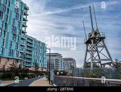 Londra<Greenwich,Enderby Wharf. Conservate il cavo marcia carico,vecchi macchinari su Wharf a nuove case Barratts Sviluppo Foto Stock