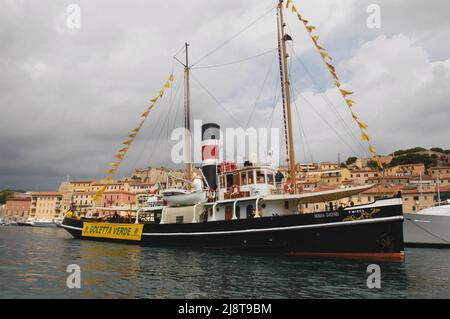 Il rimorchiatore offshore Pietro Micca, costruito in Inghilterra nel 1895 e ancora oggi pienamente operativo, è il più antico veliero, anche con vela come goletta, navigando nel Mediterraneo oggi. Occasionalmente utilizzata in passato dall'associazione ambientale italiana Legambiente per la campagna promozionale Goletta Verde. Foto Stock