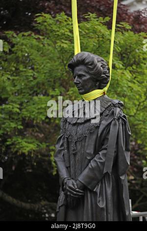 Grantham, Regno Unito. 15th maggio 2022. La statua in bronzo dell'ex primo ministro Margaret Thatcher è posta sul suo zoccolo al centro della sua città natale di Grantham, Lincs. La statua arrivò nelle prime ore del mattino e fu appesa al suo posto con una gru. Non è stata tenuta una presentazione ufficiale e una volta in posizione, la statua era circondata da una recinzione di sicurezza, e ha anche una telecamera CCTV molto vicino ad essa. Credit: Paul Marriott/Alamy Live News Foto Stock