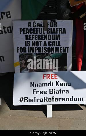 Biafran popolazione indigena dimostrazione a Free Nnamdi kanu. Nnamdi kanu è stato rapito dal governo nigeriano e oggi in tribunale, chiediamo Nnamdi kanu rilasciato oggi, Londra, Regno Unito. - 18 marzo 2022. Credit: Picture Capital/Alamy Live News Foto Stock