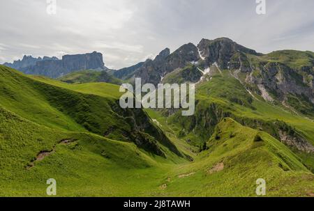 Scenario di montagna al passo Giau nelle Dolomiti italiane Foto Stock
