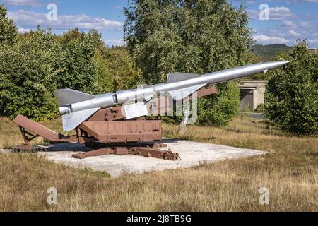 SA-2 linee guida sovietico progettato, sistema di difesa aerea ad alta quota nel Parco dell'Aviazione e Aeronautica vicino all'autostrada nella città di Omurtag, Bulgaria Foto Stock