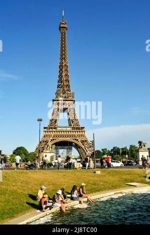 FRANCIA. PARIGI (75) 16TH ARR. ESPLANADE TROCADERO. TURISTI RINFRESCANTI AI PIEDI DELLE PISCINE Foto Stock