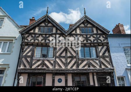 Colorate scene di strada degli storici edifici medievali a graticcio del 15th secolo di Ludlow Foto Stock