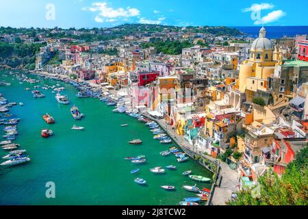 Panoramic view of Marina Corricella  with colorful houses in fishermen village on island of Procida . Italy Foto Stock