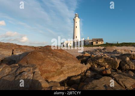 Faro di Seal Point a Cape St Francis, Eastern Cape, South Africa vista da rocce / spiaggia. Operativo dal 1878, fotografato il 14 maggio 2022. Foto Stock