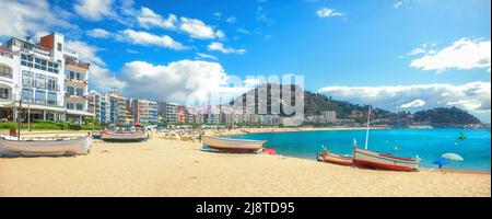 Vista panoramica della spiaggia e delle case costiere nella città di Blanes. Costa Brava, Catalogna, Spagna Foto Stock