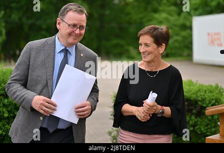 18 maggio 2022, Turingia, Blankenhain: Bodo Ramelow (Die Linke), primo Ministro della Turingia, e Beate Weber-Kehr, presidente di Tafel Thüringen e.V., si parlano a vicenda in occasione della celebrazione del 25th° anniversario di Tafel Blankenhain. Dall'aprile 2019, il Tafel Blankenhain appartiene alla Diakonie Landgut Holzdorf gGmbH, una filiale della Diakoniestiftung Weimar Bad Lobenstein. Circa 195 famiglie sono fornite presso i punti di distribuzione di Blankenhain, Bad Berka, Kranichfeld e Teichel. Inoltre, la banca alimentare di Blankenhain sostiene circa 40 famiglie con un servizio di consegna. Foto: Martin Schutt Foto Stock