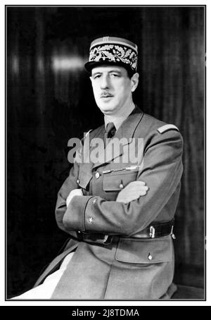 Generale francese della seconda guerra mondiale Charles De Gaulle ritratto formale in uniforme militare e berretto. Un ritratto fotografico della seconda guerra mondiale del generale Charles de Gaulle delle forze francesi libere e primo presidente della Quinta Repubblica in carica dal 1959 al 1969. Data circa 1942 seconda Guerra Mondiale seconda Guerra Mondiale Foto Stock