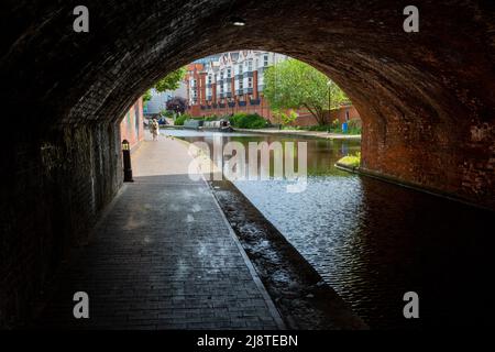 Vista di un canale sotto un ponte, centro di Birmingham, UK 2022 Foto Stock