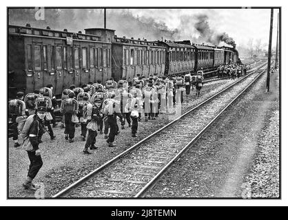 HITLER YOUTH SUMMER CAMP la Tübingen Hitler Youth parte in treno per il campo primaverile a Venusberg vicino ad Aldingen. Germania nazista. Tutti i modelli che trasportano il proprio equipaggiamento personale da campeggio Data 23 marzo 1937 Foto Stock
