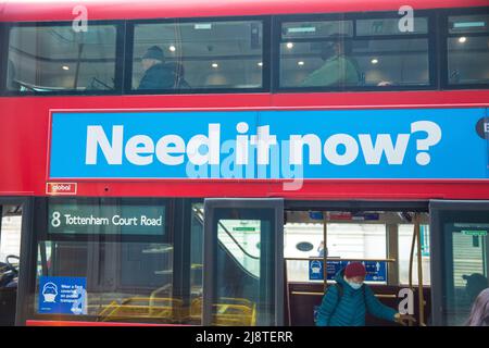 I passeggeri, alcuni che indossano una maschera e altri no, sono visti in un autobus a due piani nella City of London. Foto Stock