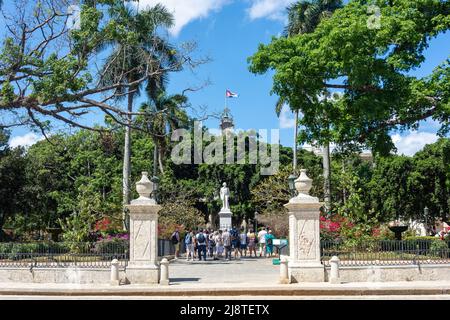 Tour di gruppo nel giardino del centro, Plaza de Armas, l'Avana Vecchia, l'Avana, la Habana, Repubblica di Cuba Foto Stock