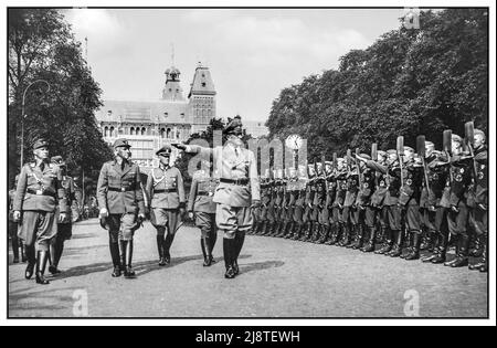 Parata nazista olandese RAD Reich lavoro Servizio uniforme Parata con pale all'attenzione. Archivio 1940s WW2 di fronte al Rijksmuseum; il Servizio del lavoro del Reich tedesco è istituito per una parata per il Reichsminister nazista Dr Seyss Inquart.; ago 4; 1940 Amsterdam Holland il Servizio del lavoro del Reich (Reichsarbeitsdienst; RAD) era una grande organizzazione fondata nella Germania nazista come agenzia per aiutare gli effetti della disoccupazione sull'economia tedesca, militarizzare la forza lavoro e indottrinarsi con l'ideologia nazista. Era il servizio ufficiale di lavoro statale, diviso in sezioni separate per uomini e donne Foto Stock