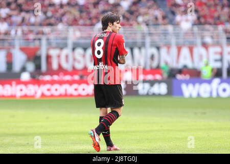 15 maggio 2022, Milano, Italia: Italia, Milano, Maggio 15 2022: Sandro tonali (centrocampista di Milano) torna al campo centrale nella prima metà durante la partita di calcio AC MILAN vs ATALANTA, Serie A 2021-2022 day37 Stadio San Siro (Credit Image: © Fabrizio Andrea Bertani/Pacific Press via ZUMA Press Wire) Foto Stock