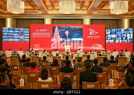 Pechino, Cina. 18th maggio 2022. Il presidente cinese Xi Jinping si rivolge alla conferenza del 70th anniversario del Consiglio cinese per la promozione del commercio internazionale e del Vertice globale per la promozione del commercio e degli investimenti tramite collegamento video, il 18 maggio 2022. Credit: Yin Bogu/Xinhua/Alamy Live News Foto Stock