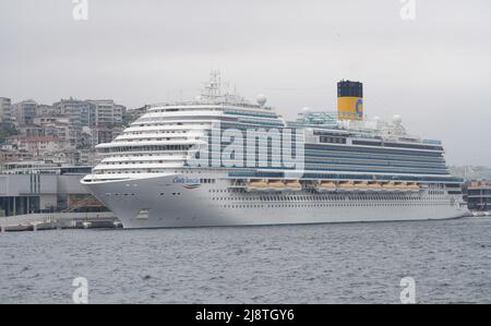 ISTANBUL, TURCHIA - 30 APRILE 2022: Nave da crociera Costa Venezia a Galataport Istanbul. La nave ha una capacità di 135.225 GT e 5.260 Foto Stock