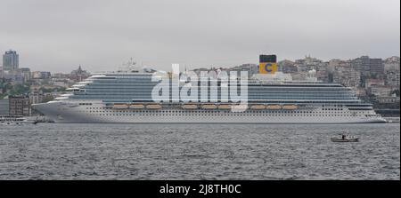 ISTANBUL, TURCHIA - 30 APRILE 2022: Nave da crociera Costa Venezia a Galataport Istanbul. La nave ha una capacità di 135.225 GT e 5.260 Foto Stock