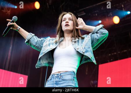 Il popstar norvegese Sigrid si esibisce dal vivo sul palco di casa in Norvegia Foto Stock