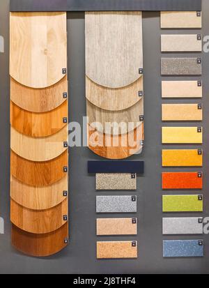 Campioni colorati di linoleum sul wallcatalog nei negozi di materiali da costruzione. Campioni di pavimenti. Foto Stock