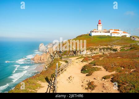 Sunshine Seascape con vista sul faro di Cabo da Roca, Portogallo Foto Stock