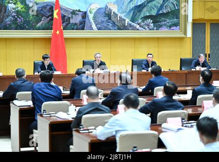 Pechino, Cina. 18th maggio 2022. Il Vice Premier cinese Hu Chunhua, anch'esso membro dell'Ufficio politico del Comitato Centrale del Partito Comunista Cinese, parla durante una teleconferenza a Pechino, capitale della Cina, il 18 maggio 2022. Mercoledì HU ha chiesto che si proseguano gli sforzi in collaborazione e che si interponesse un'assistenza combinata tra le regioni orientali e occidentali del paese. Credit: Yan Yan/Xinhua/Alamy Live News Foto Stock