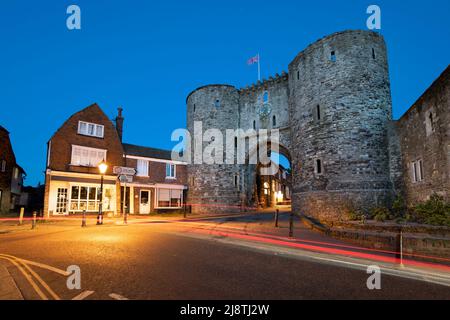 La Landgate medievale si è accesa di notte, Rye, East Sussex, Inghilterra, Regno Unito, Europa Foto Stock
