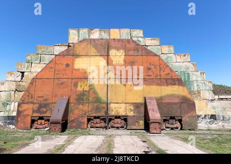 L'entrata all'Hangar dell'aeromobile militare sull'abbandonato Big Shiraki Soviet, base aerea russa nel paese della Georgia, Georgia Foto Stock