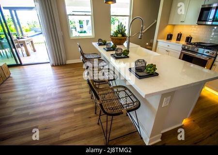 Cucina moderna Island Counter Top con Place Settings e Bar Sgabelli Foto Stock