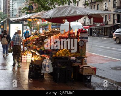 Image of a market stall selling fruit in New York. Foto Stock