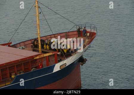 Una vista ravvicinata su una prua di una piccola portarinfuse che si avvicina all'ormeggio per l'ormeggio e l'operazione di carico nel porto di Alessandria. Foto Stock