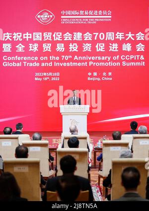 Pechino, Cina. 18th maggio 2022. Il Vice Premier cinese Hu Chunhua, anch'esso membro dell'Ufficio politico del Comitato centrale del Partito comunista cinese, partecipa alla conferenza del 70th anniversario del Consiglio cinese per la promozione del commercio internazionale (CCPIT) e del Vertice globale per la promozione del commercio e degli investimenti a Pechino, Capitale della Cina, 18 maggio 2022. Credit: Yin Bogu/Xinhua/Alamy Live News Foto Stock