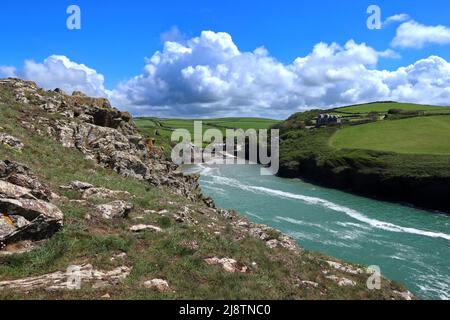 Porto di Port Quin dal sentiero costiero a Kellan Head. Foto Stock