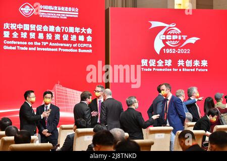 Pechino, Cina. 18th maggio 2022. Si parla prima dell'apertura della conferenza del 70th anniversario del Consiglio cinese per la promozione del commercio internazionale (CCPIT) e del Vertice globale per il commercio e la promozione degli investimenti a Pechino, capitale della Cina, il 18 maggio 2022. Credit: Li Xin/Xinhua/Alamy Live News Foto Stock