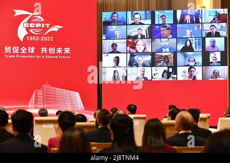 Pechino, Cina. 18th maggio 2022. Si apre a Pechino, capitale della Cina, il 18 maggio 2022, la conferenza del 70th anniversario del Consiglio cinese per la promozione del commercio internazionale (CCPIT) e del Vertice globale per la promozione del commercio e degli investimenti. Credit: Li Xin/Xinhua/Alamy Live News Foto Stock