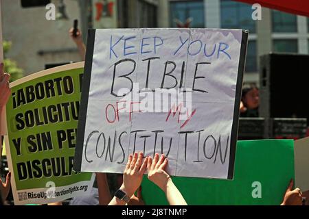 Los Angeles, CA / USA - 14 maggio 2022: Un segno recita “KEEP YOUR BIBLE OFF MY CONSTITUTION” in una marcia che sostiene i diritti riproduttivi delle donne. Foto Stock