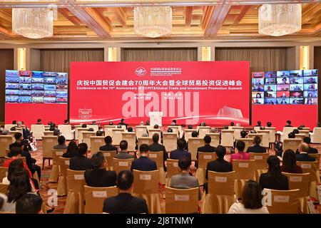 Pechino, Cina. 18th maggio 2022. Si apre a Pechino, capitale della Cina, il 18 maggio 2022, la conferenza del 70th anniversario del Consiglio cinese per la promozione del commercio internazionale (CCPIT) e del Vertice globale per la promozione del commercio e degli investimenti. Credit: Li Xin/Xinhua/Alamy Live News Foto Stock