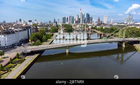 Centro di Francoforte e ponti sul fiume meno, Francoforte, Germania Foto Stock