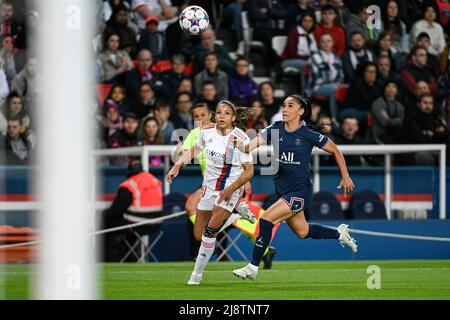 Delphine Cascarino (R), francese di Lione, combatte per la palla con il difensore francese Sakina Karcaoui di Parigi Saint-Germain durante il C femminile UEFA Foto Stock